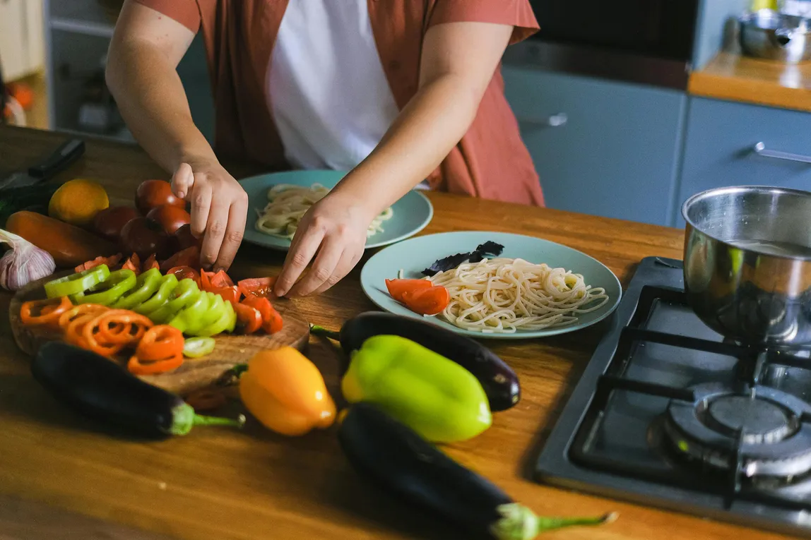 Preparing a fresh, balanced meal alongside a BurnTide daily gummy routine
